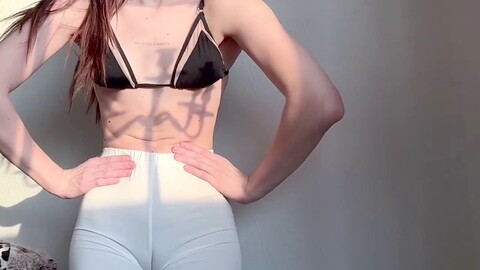 Je te taquine avec mes jambes de yoga et mon joli derrière contre le coucher de soleil