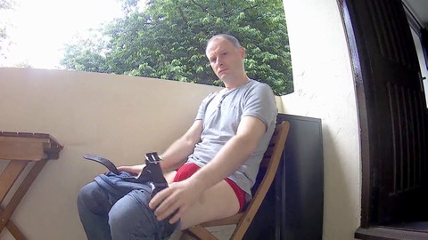 Kudoslong si diverte all'aperto sul balcone, si spoglia completamente e si masturba