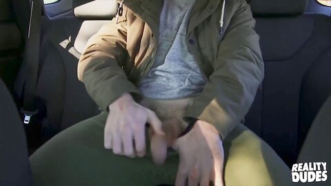 Le gars hétéro Joey chevauche le membre de Ryan Boness et supplie pour en avoir plus dans la vie réelle