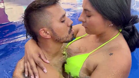 S'embrasser avec le bel ami de mon demi-frère au bord de la piscine, il devient rapidement très excité.