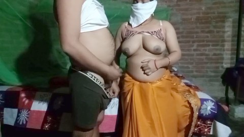 Die heiße indische Bhabhi Rucku teilt einen romantischen Moment mit ihrem Liebhaber.