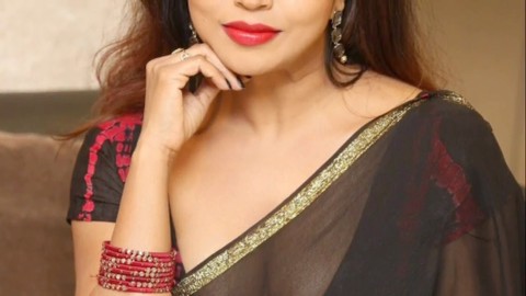 Sexy Babe erzählt die rohe Sex Geschichte auf der Cam