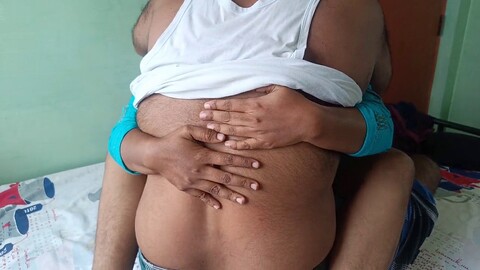 Bhabhi torride dans une rencontre torride avec son adorable petit minou