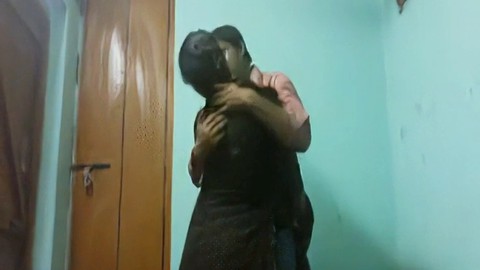 Mann erforscht die Fotze seiner indischen Liebhaberin