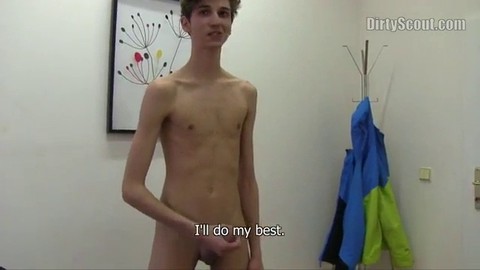 Schmuddeliger Pfadfinder zeigt Schwanz & wird für Geld besessen