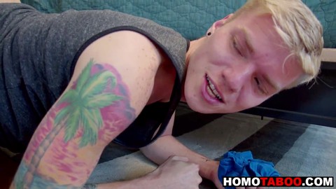 Der Stiefbruder fickt den versauten Twink gnadenlos in den Arsch
