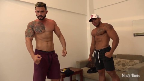 Muskelverehrung mit zwei heißen Jungs, die sich gegenseitig genießen