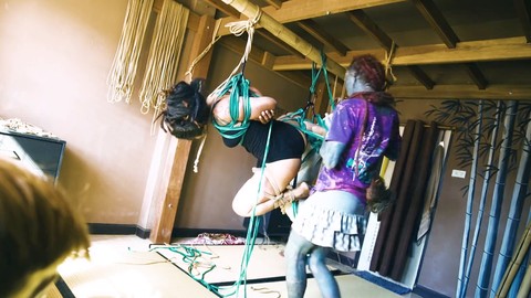Zwei dreadlocked Puppen werden in einer privaten Bondage- und Disziplin-Session gefesselt