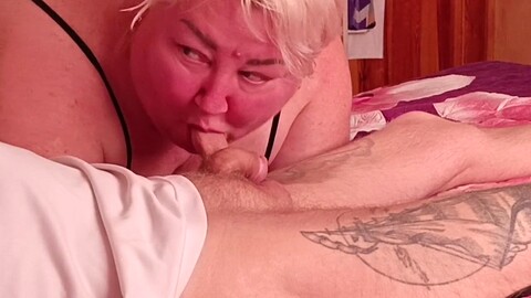 La vicina Zona901 ama il deepthroating e ingoiare la carne maschile.