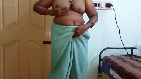 Milf zieht Saree aus und masturbiert vor der Cam
