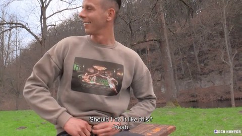 Un gars tchèque reçoit un peu d'action en position doggy style à l'extérieur