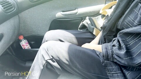 Une belle fille persane fait une fellation en public et a des rapports sexuels dans une voiture dans cette scène exclusive.