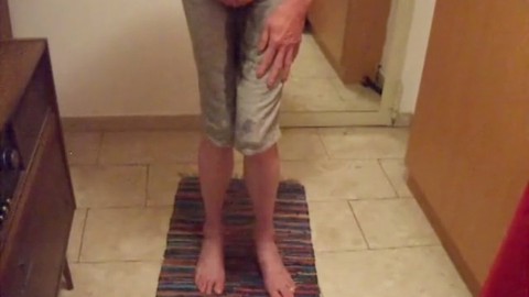 Beim Wixen erwischt, abgefickt und eingepisst