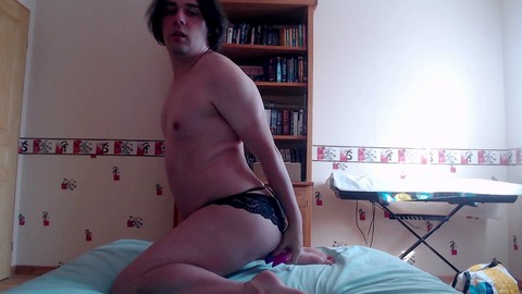 Experimentando por primera vez con el travestismo y masturbándome en lencería